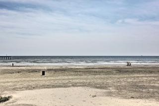 Stroll to Shore Gem with Pool Access in Galveston - Galveston - 8