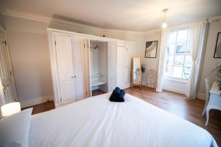 Spacious mews flat with parking - London - 3