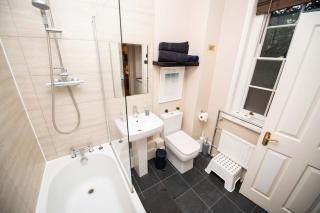 Spacious mews flat with parking - London - 2