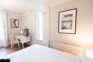 Spacious mews flat with parking - London - 1