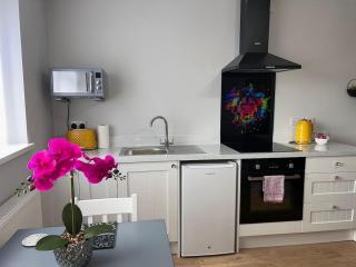 Chic Retreat Apartment Sleeping Two - Loughor - 8