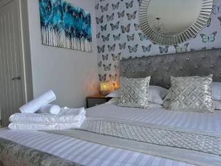 Chic Retreat Apartment Sleeping Two - Loughor - 7