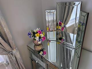 Chic Retreat Apartment Sleeping Two - Loughor - 5