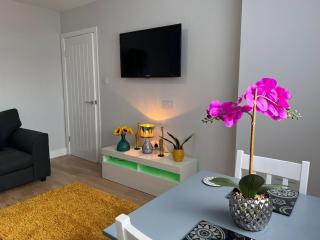 Chic Retreat Apartment Sleeping Two - Loughor - 4