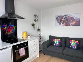 Chic Retreat Apartment Sleeping Two - Loughor - 3