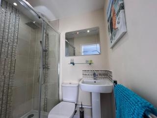 Chic Retreat Apartment Sleeping Two - Loughor - 1