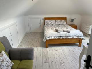 V93C9R0 Stone View Wonderful spacious two bed attic rooms private entrance private bathroom with kitchenette - - 7