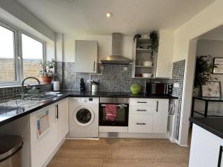 Contractors welcome 3 bed house with parking by Eagle Owl Stays - 9