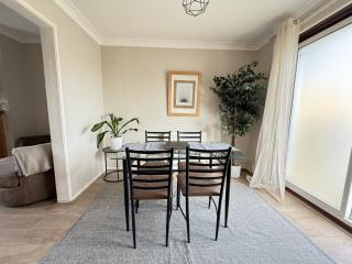 Contractors welcome 3 bed house with parking by Eagle Owl Stays - Crawley - 4