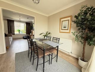 Contractors welcome 3 bed house with parking by Eagle Owl Stays - 2