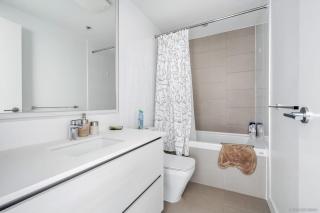 Modern 1 bedroom condo with free parking - Burnaby - 4