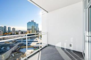 Modern 1 bedroom condo with free parking - Burnaby - 1