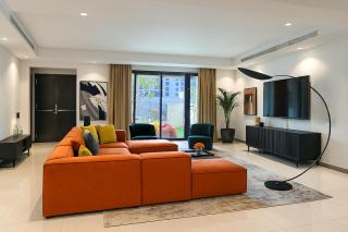 Massive LuxXo Family & Friends House with Terraces, Private Parking, Pool & Quick Access to Dubai Mall - 0