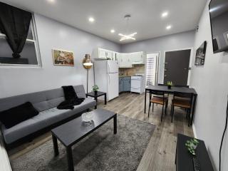 Chic 1BR Apartment with Easy Access to NYC - Jersey City - 0