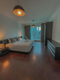 Stunning 2 Bedroom Marina Canal View Apartment - 5