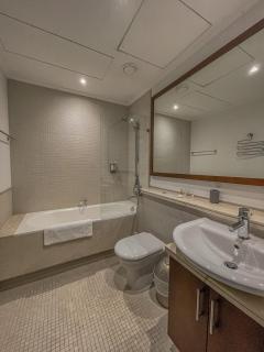 Stunning 2 Bedroom Marina Canal View Apartment - 3