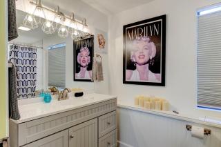 Happy Palette Home Close to downtown Fenced yard - 6