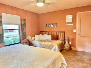 Happy Palette Home Close to downtown Fenced yard - 5