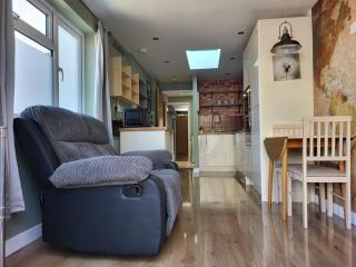 Modern one-bed flat with patio - 6