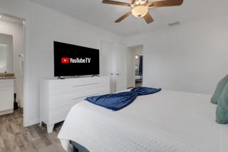 Luxury Retreat with Heated Saltwater Pool and Big Patio Perfect for 2 families - Cape Coral - 2