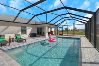 Luxury Retreat with Heated Saltwater Pool and Big Patio Perfect for 2 families - Cape Coral - 0