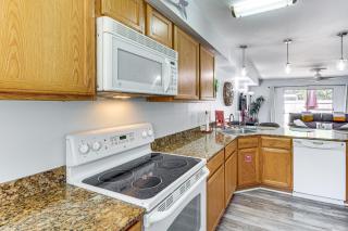 Walk to Gulf Coast Biloxi Condo with Pool Access - Biloxi - 3