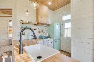 4-Acre Plot Farmhouse-Chic Retreat in Forest! - Forest - 2