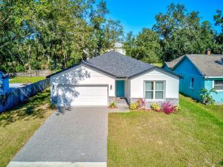 New, spacious home with fully-fenced yard - Sanford - 9