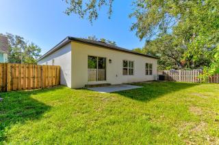 New, spacious home with fully-fenced yard - Sanford - 6