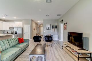 New, spacious home with fully-fenced yard - Sanford - 3