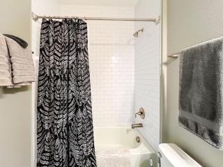 New, spacious home with fully-fenced yard - Sanford - 2