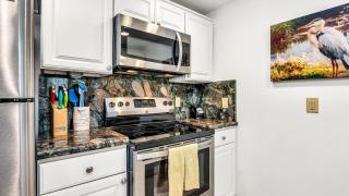 Chic Seaside Condo in Juno Steps onto the Beach - Juno Beach - 6