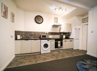 The Byron - 4Bed House Sleeps 7 - Free Parking - Bristol - 3