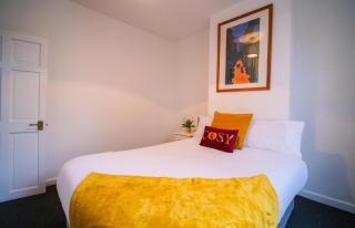 The Byron - 4Bed House Sleeps 7 - Free Parking - Bristol - 1