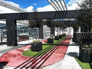 Luxury suite with a private office - 9