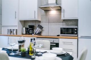 NEW Large 4 Bedroom House, Sleeps 9, Games Room, Free Parking, PS4 - Manchester - 3