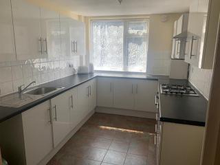 Spacious 4-Bedroom House Near Station - Londra - 9