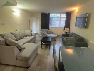 Spacious 4-Bedroom House Near Station - Londra - 8