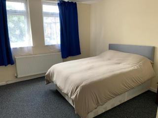 Spacious 4-Bedroom House Near Station - Londra - 5