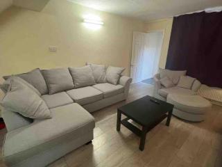Spacious 4-Bedroom House Near Station - Londra - 3