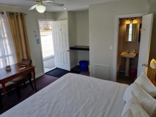 Manor Motel - Southampton - 4