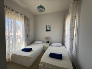 2 Bedrooms Apartment with Pool & Lake Views - 8