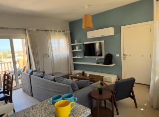 Spacious 2BR Apartment with Pool & Lake Views - Hurghada - 6