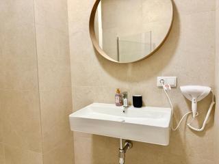Central Renovated Apartment with Balcony - Wenen - 9