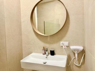 Central Renovated Apartment with Balcony - Wenen - 4