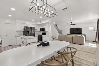 Sun-Drenched Terrace: Chic w Grille Firepit Pool - Glendale - 8