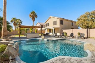 Sun-Drenched Terrace: Chic w Grille Firepit Pool - Glendale - 0