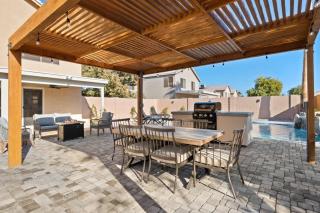 Sun-Drenched Terrace: Chic w Grille Firepit Pool - Glendale - 9