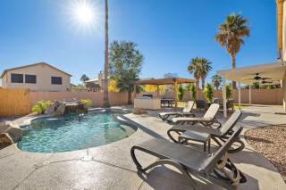 Sun-Drenched Terrace: Chic w Grille Firepit Pool - Glendale - 7