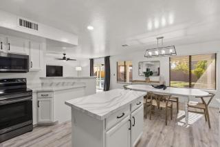 Sun-Drenched Terrace: Chic w Grille Firepit Pool - Glendale - 3